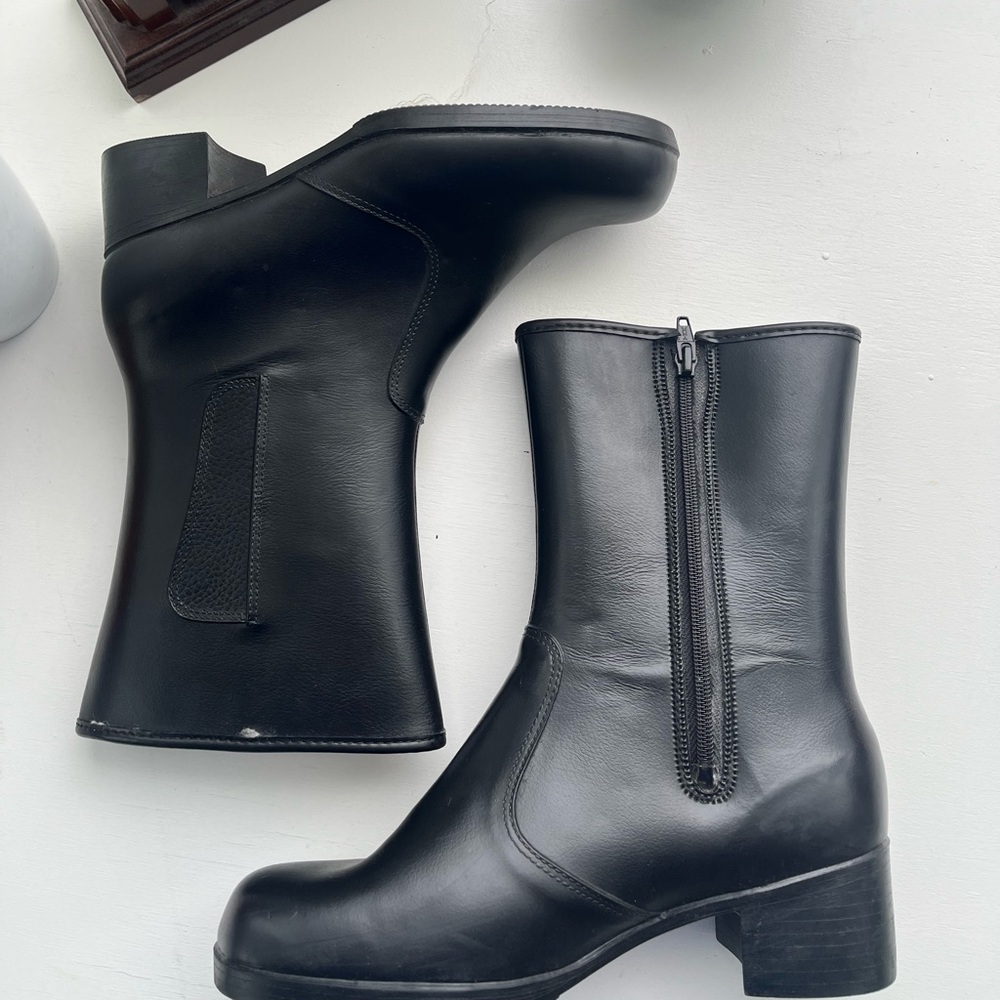 Cougar Black Leather Sherpa Lined 2” Heeled Boots Size 8
